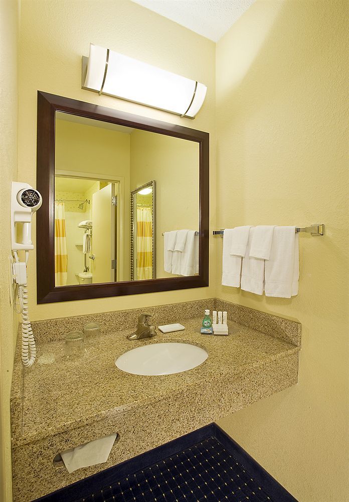 Hotel Springhill Dulles Airport 3*